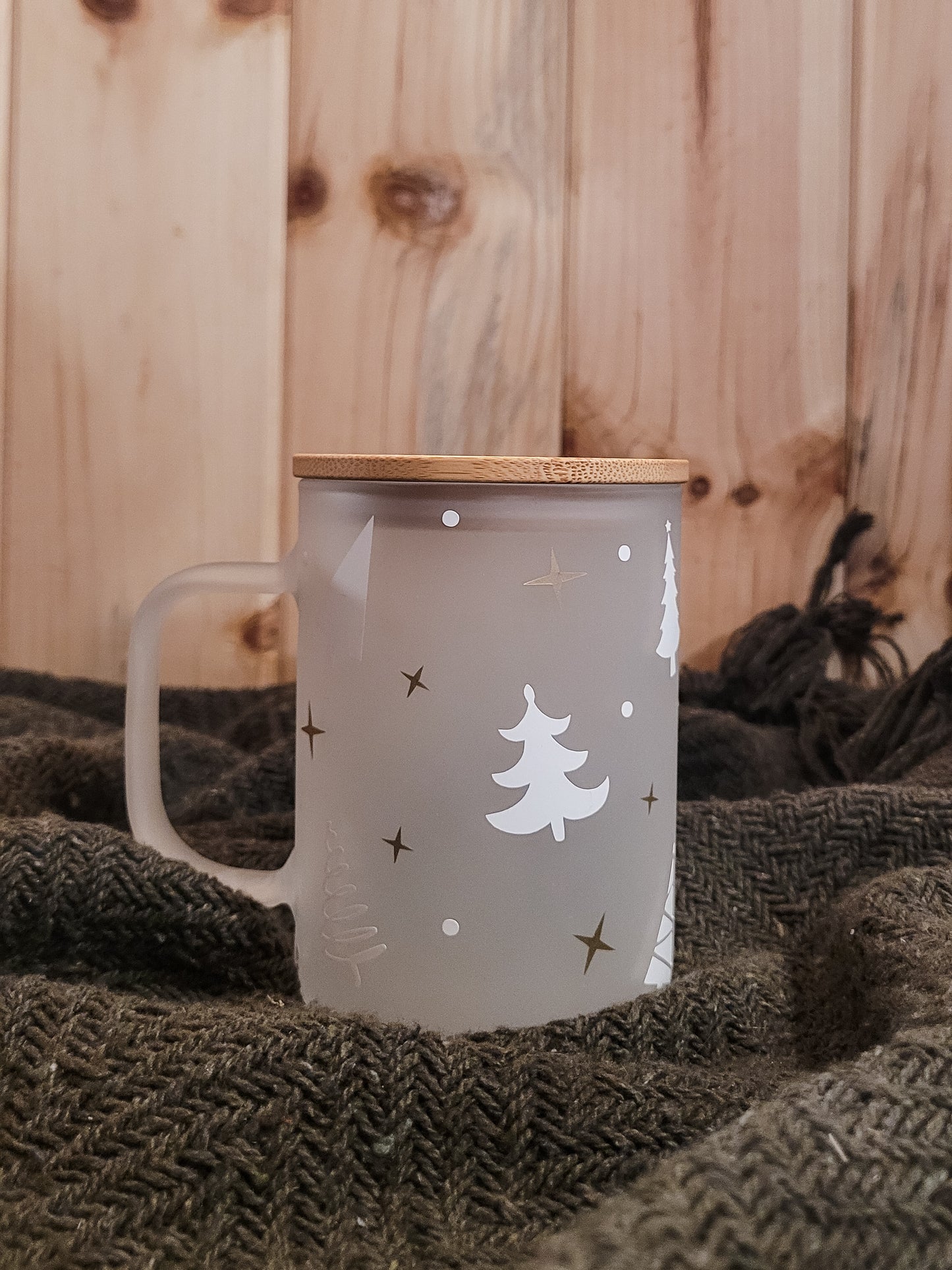 Sapins et étincelles dorées - Tasse en verre givré ou transparent avec couvercle et paille