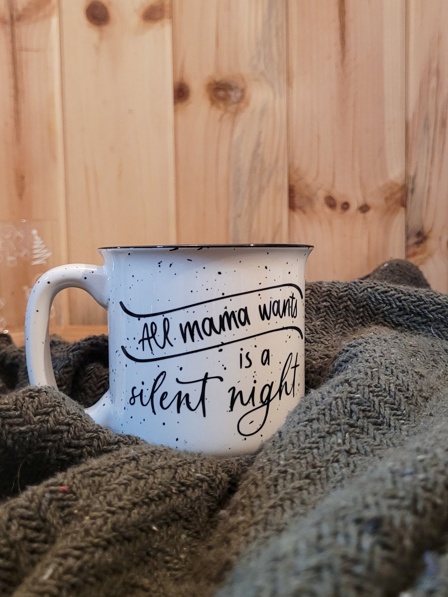 All mama wants is a silent night  - Tasse tachetée 13oz