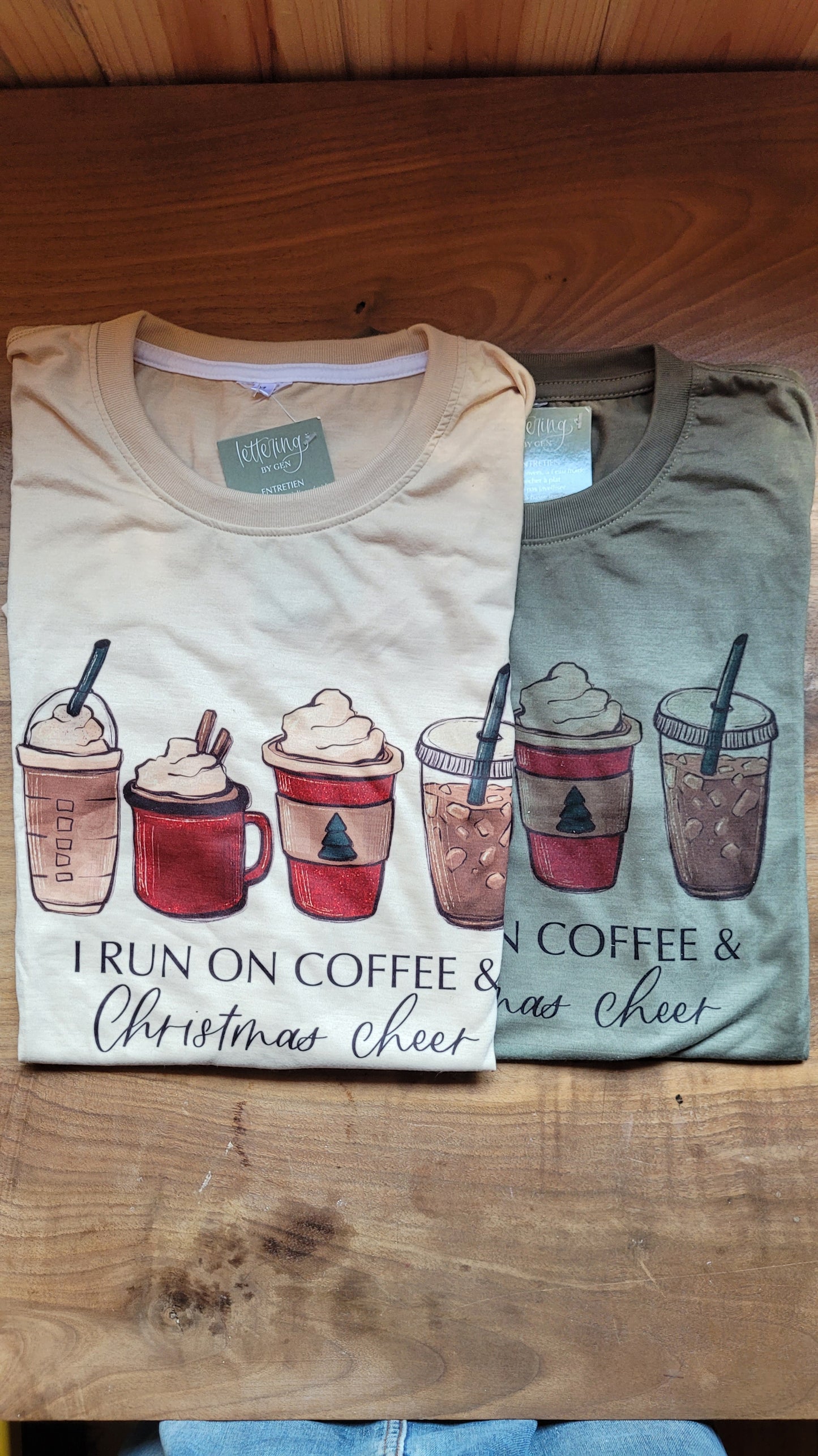 T-shirt small (vert) et medium (beige), I run on coffee and Christmas cheer