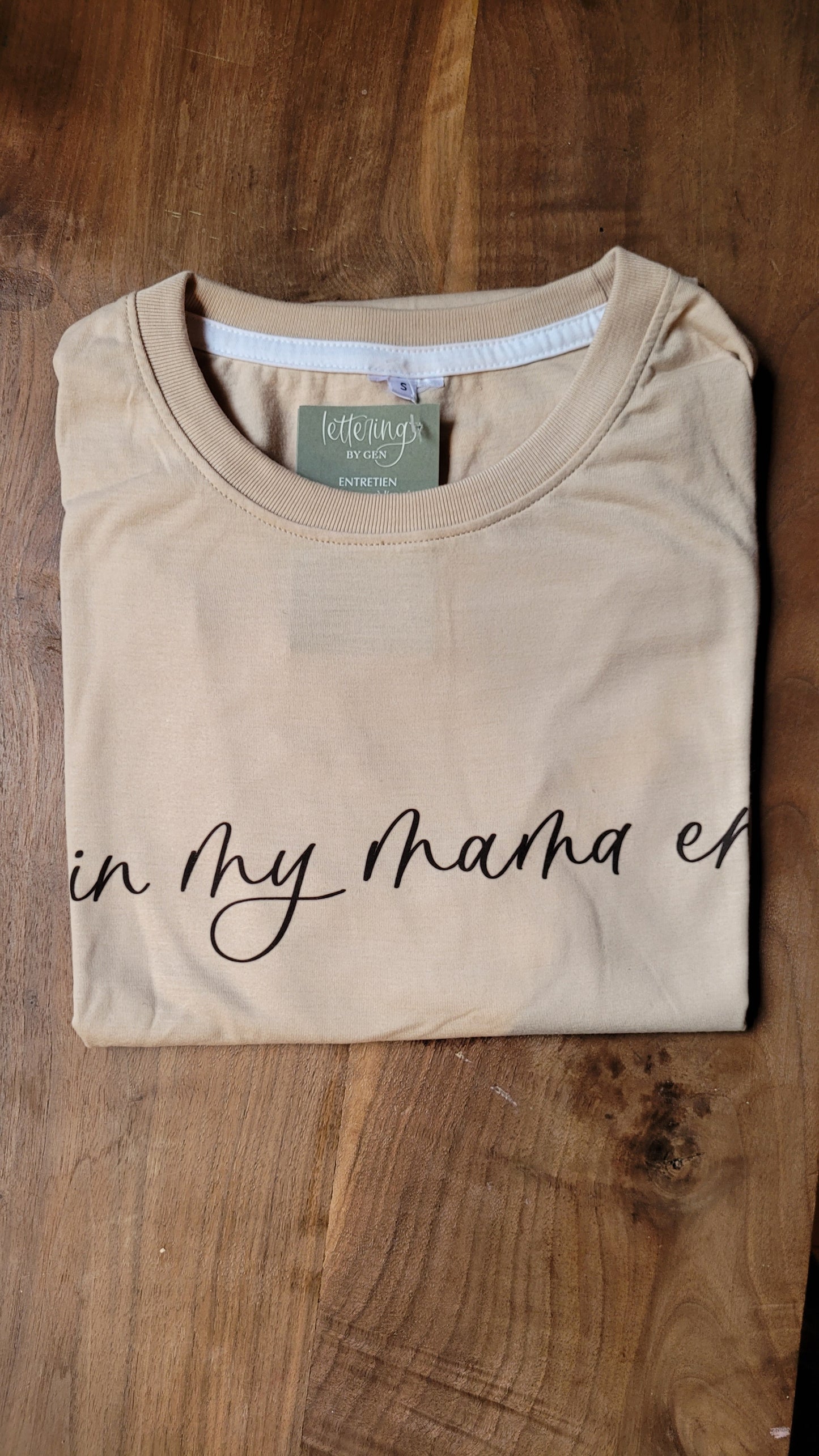 T-shirt small (rose ou beige), in my mama era