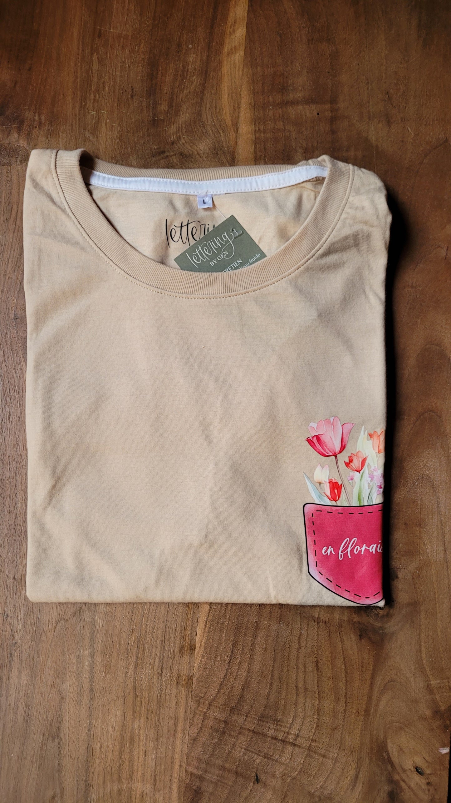 T-shirt large (beige), poche fleurie en floraison