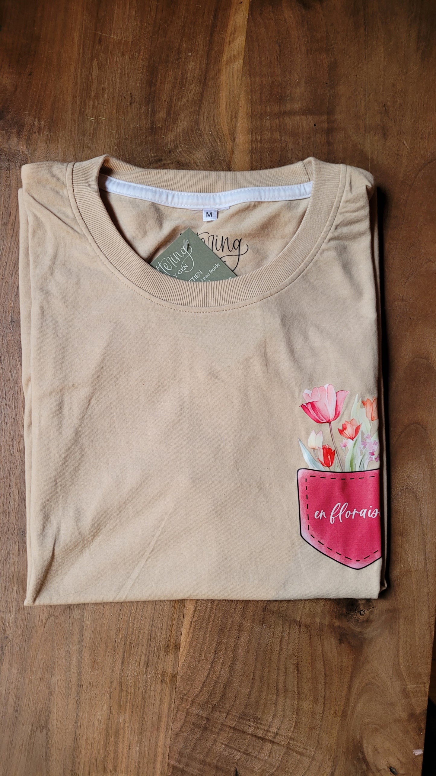T-shirt medium (beige), "en floraison" sur poche fleurie