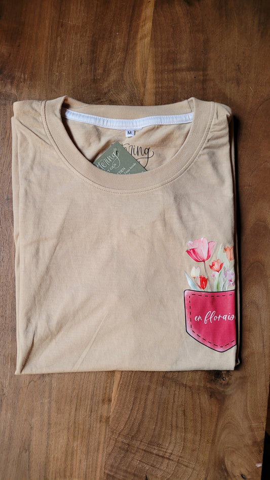 T-shirt medium (beige), "en floraison" sur poche fleurie