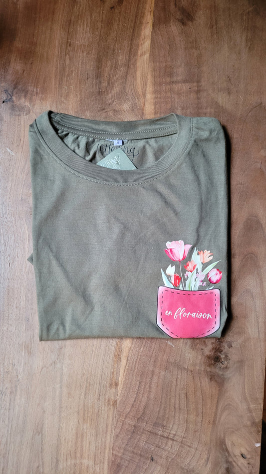 T-shirt small (vert), en floraison sur poche fleurie