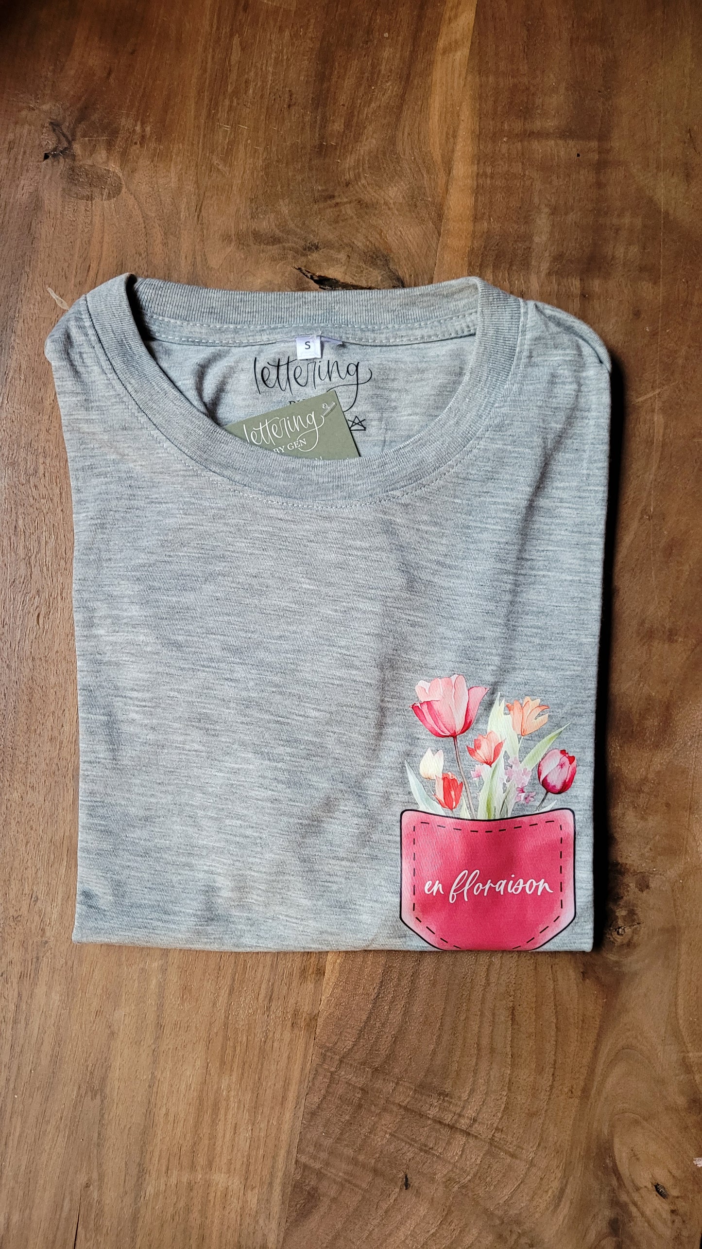 T-shirt small (gris), en floraison sur poche fleurie
