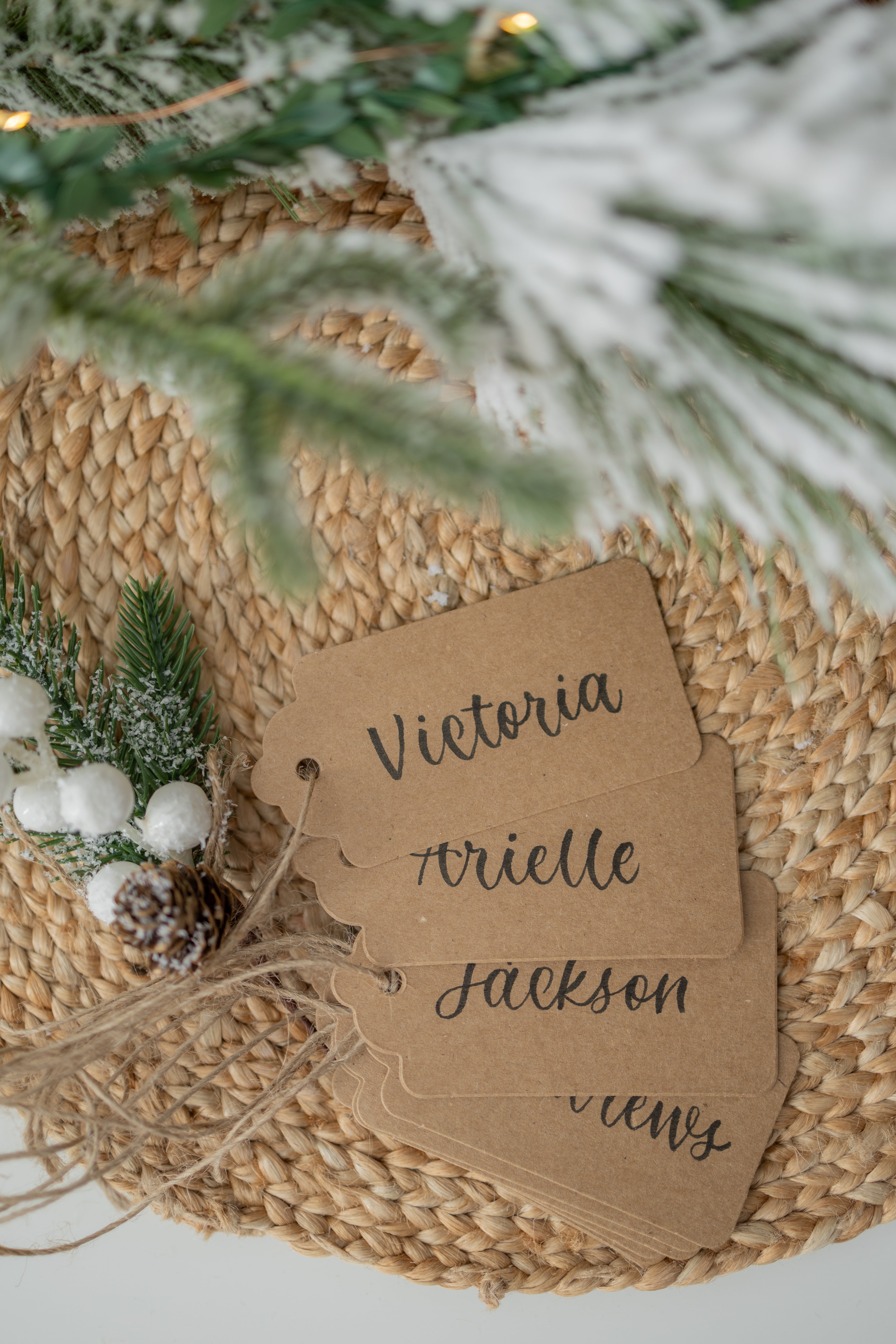 Étiquettes cadeaux calligraphiées à la main – Letteringbygen