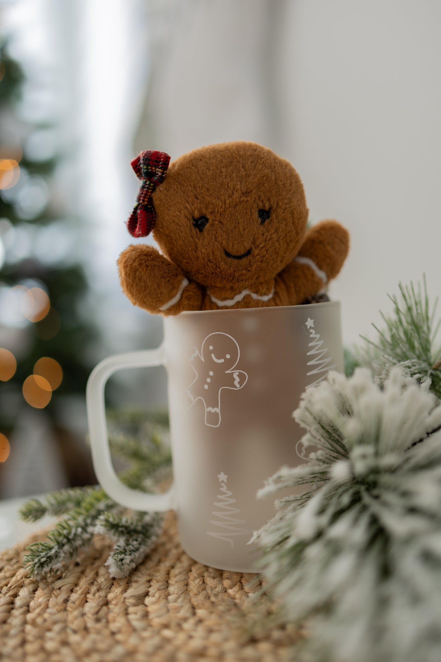 Bonhommes en pain d’épices et sapins - tasse en verre givré ou transparent avec couvercle et paille