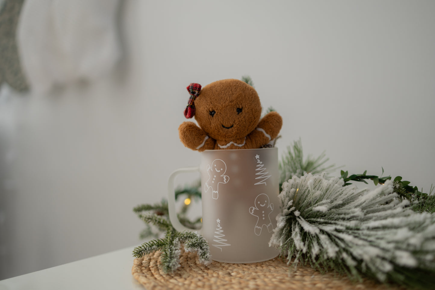 Bonhommes en pain d’épices et sapins - tasse en verre givré ou transparent avec couvercle et paille