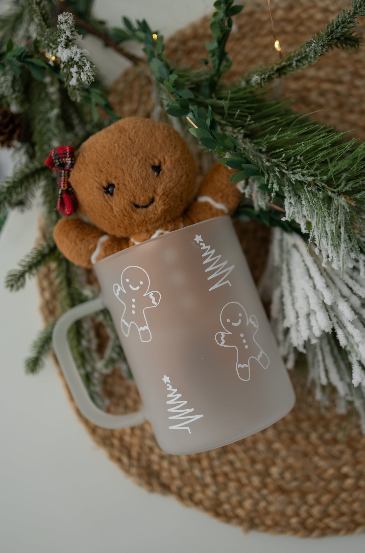 Bonhommes en pain d’épices et sapins - tasse en verre givré ou transparent avec couvercle et paille