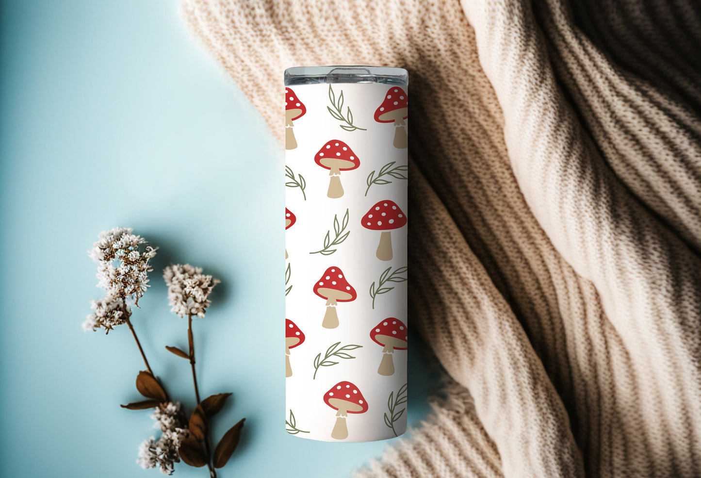 Champignons rouges avec feuilles